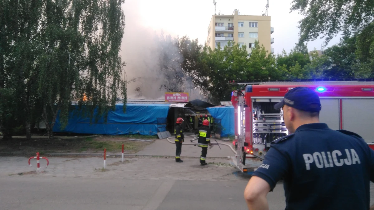 Pożar pawilonów na bazarze przy ul. Broniewskiego w Warszawie. Informację o tym zdarzeniu dostaliśmy na Gorącą Linię RMF FM. 