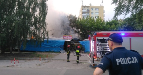 Pożar pawilonów na bazarze przy ul. Broniewskiego w Warszawie. Informację o tym zdarzeniu dostaliśmy na Gorącą Linię RMF FM. 