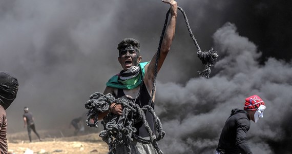 Izraelskie siły zabiły przynajmniej 52 Palestyńczyków w Strefie Gazy. W rejonie od rana trwają protesty. Dzisiaj Stany Zjednoczone otworzyły w Jerozolimie swoją ambasadę, czemu sprzeciwiają się palestyńscy Arabowie.