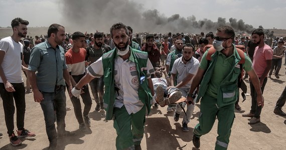 Prawie 60 zabitych, trzy tysiące rannych - to tragiczny bilans starć między Palestyńczykami a państwem żydowskim. Poniedziałek był najkrwawszym dniem w Strefie Gazy od czasu wojny w tej palestyńskiej enklawie, między kontrolującym ją Hamasem a Izraelem w 2014 roku. We wtorek w całej Strefie Gazy zamknięte są m.in. sklepy. Na palestyńskich terytoriach trwa strajk generalny, po wczorajszych krwawych starciach - donosi nasz specjalny wysłannik do Jerozolimy Patryk Michalski. 