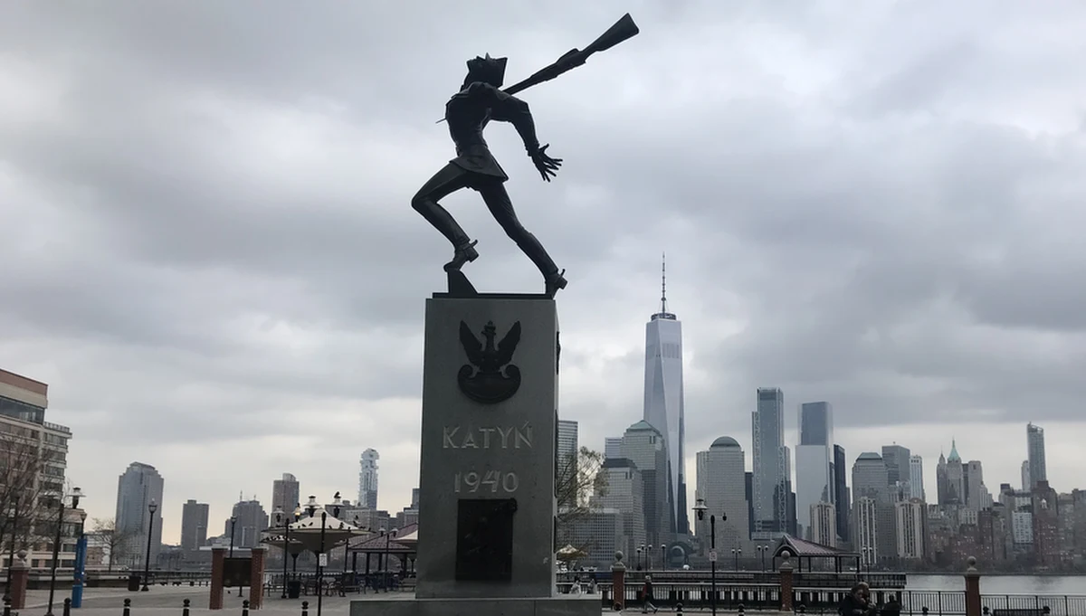 Nowy wątek sprawy dotyczącej przenosin ufundowanego przez Polonię Pomnika Katyńskiego w Jersey City. Wczoraj jeden z polonijnych prawników poinformował, że w monumencie znajduje się urna z prochami pomordowanych w Katyniu. W takiej sytuacji pomnik jest traktowany jak cmentarz.