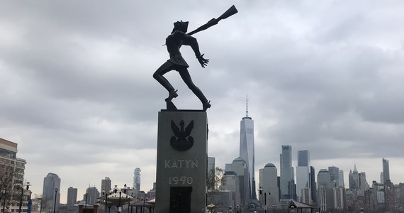Nowy wątek sprawy dotyczącej przenosin ufundowanego przez Polonię Pomnika Katyńskiego w Jersey City. Wczoraj jeden z polonijnych prawników poinformował, że w monumencie znajduje się urna z prochami pomordowanych w Katyniu. W takiej sytuacji pomnik jest traktowany jak cmentarz.