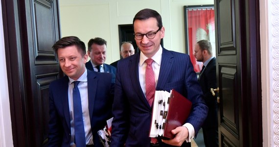 W środę, przy okazji unijnego szczytu w Sofii, dojdzie do spotkania premiera Mateusza Morawieckiego z szefem Komisji Europejskiej Jean-Claude'em Junckerem - taką informację przekazał rzecznik KE Margaritis Schinas, potwierdzając tym samym wcześniejsze nieoficjalne ustalenia korespondentki RMF FM Katarzyny Szymańskiej-Borginon. KE chce od Polski dalszych ustępstw w sporze o praworządność, a Warszawa twierdzi, że margines ustępstw już się wyczerpał. Jak ustaliła nasza dziennikarka, Morawiecki rozmawiał krótko z Junckerem już wczoraj rano - zaraz po tym, jak wiceszef KE Frans Timmermans ogłosił, że nie widzi obecnie szans na wycofanie uruchomionej wobec Polski procedury artykułu 7. Informację o tej telefonicznej rozmowie obu polityków rzecznik KE również potwierdził.