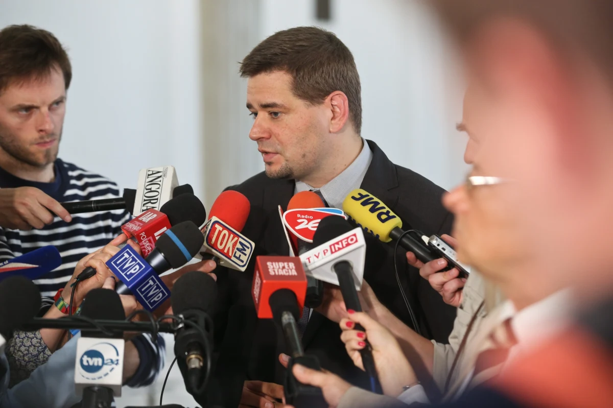 Został zatrzymany na schodach szczecińskiego sądu, gdy wychodził z budynku - reporter RMF FM Krzysztof Zasada poznał kulisy zeszłotygodniowego zatrzymania przez CBŚP byłego wiceministra sprawiedliwości Michała Królikowskiego. Usłyszał on zarzuty prania brudnych pieniędzy w aferze wyłudzeń podatku VAT w handlu paliwami. 