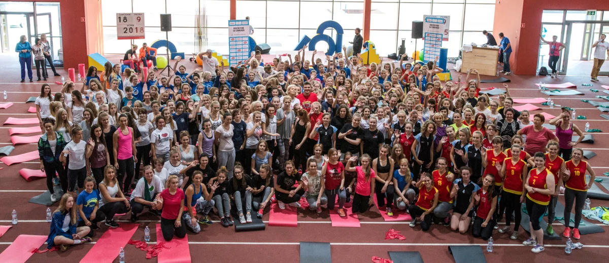 Specjalną lekcję wychowania fizycznego z mistrzyniami olimpijskimi, świata i Europy zorganizowano w Grębocinie koło Torunia. W ćwiczeniach wzięło udział kilkaset uczennic. Do aktywnego stylu życia przekonywały je m.in. Otylia Jędrzejczak, Oktawia Nowacka, Luiza Złotkowska i Iga Baumgart.