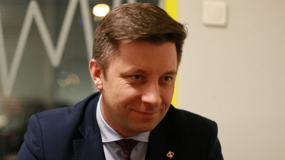 "W tej chwili absolutnie nie ma planów przeniesienia polskiej ambasady z Tel Awiwu do Jerozolimy" - powiedział gość Porannej rozmowy w RMF FM szef Kancelarii Premiera Michał Dworczyk. Jak dodał, o sytuacji w tym regionie trzeba mówić w sposób "bardzo wyważony". "Tam ścierają się nie tylko różne interesy regionalne, ale różne mocarstwa bardzo brutalnie walczą o swoje interesy" - podkreślił. Gość Roberta Mazurka pytany o zatrzymanie byłego szefa policji Zbigniewa Maja odpowiedział: nie miałem bladego pojęcia. 
"Dowiedziałem się w państwa radiu. O takich rzeczach wiedzą stosowne służby, a nie politycy" - tłumaczył. Michał Dworczyk uciął też sprawę nagród, które miały zostać przekazane na Caritas. "Sprawa jest zamknięta. Termin minął o północy" - powiedział. "Decyzja o oddaniu nagród była decyzją władz partii, a nie rządu". Na pytanie, czy rzeczywiście wziął kredyt, żeby oddać pieniądze, gość Roberta Mazurka odpowiedział: miliony Polaków mają kredyty. 