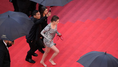 Kristen Stewart boso na czerwonym dywanie. Ściągnęła szpilki w proteście