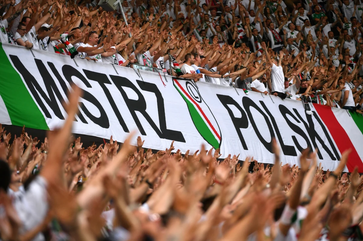 W przypadku zdobycia mistrzostwa Polski po meczu z Lechem w Poznaniu piłkarze Legii Warszawa jak najszybciej wrócą do stolicy i jeszcze w niedzielę rozpoczną fetę mistrzowską. Jeśli po tytuł sięgnie Jagiellonia, zespół Ireneusza Mamrota świętować będzie w Białymstoku. Oświadczenie w tej sprawie wydała we wtorkowy wieczór Ekstraklasa S.A. po rozmowach z przedstawicielami Lecha, Legii i Jagiellonii.