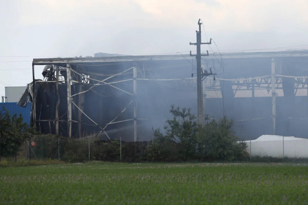 Trwa dogaszanie pożaru hali w stoczni produkującej jachty w podpoznańskim Zakrzewie. Jak przekazał oficer prasowy KM PSP w Poznaniu kpt. Michał Kucierski, sytuacja jest już opanowana.