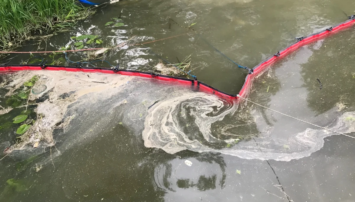 Dwa zaniki napięcia, które nastąpiły po sobie w krótkim czasie - to prawdopodobna przyczyna awarii przepompowni ścieków Ołowianka w Gdańsku. Od wczoraj ścieki trafiają do Motławy. Decyzja została podjęta po to, żeby uniknąć zalania nieczystościami domów i ulic.  Przepompownia obsługuje dużą część Gdańska oraz Sopot. Władze miasta zapowiedziały powołanie specjalnej komisji, która zbada przyczyny awarii - informuje reporter RMF FM Piotr Bułakowski. Przedstawiciele gdańskiej spółki zarządzającej siecią wodociągowo-kanalizacyjną poinformowali, że jest szansa, że do wieczora ruszy przynajmniej jeden z silników w Przepompowni Ołowianka. Wtedy będzie można zaprzestać zrzutów awaryjnych ścieków. 