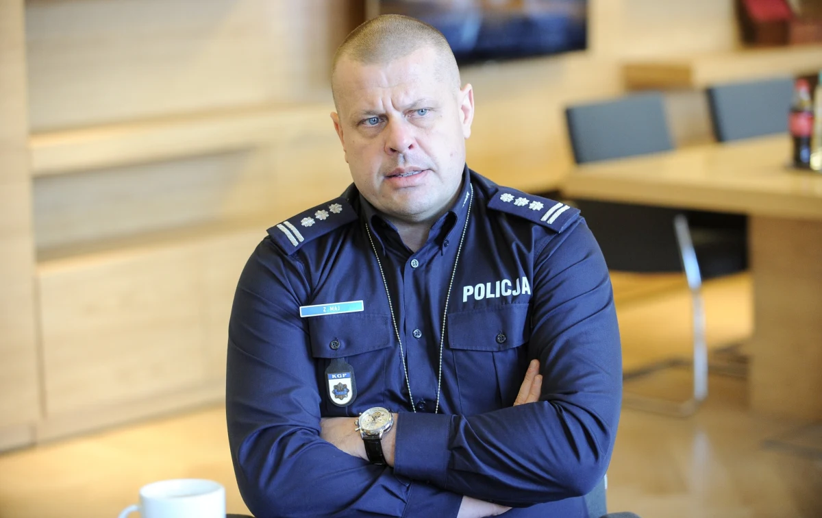 Były szef policji Zbigniew Maj ma usłyszeć zarzuty dot. nieuprawnionego przekazywania informacji w czasach, gdy pełnił funkcję komendanta głównego policji - ujawnione przez dziennikarzy RMF FM informacje potwierdziła Prokuratura Krajowa. Jako pierwsi podaliśmy, że wczesnym rankiem do domu Maja weszli agenci CBA. Po przeszukaniu inspektor ma być przewieziony na przesłuchanie i usłyszeć zarzuty. W ramach tego samego śledztwa agenci CBA zatrzymali również dwóch byłych szefów delegatur Biura z Poznania i Łodzi. Także w ich przypadku chodzi o nieuprawnione przekazywanie informacji.