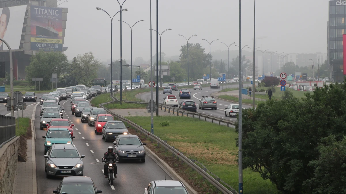"Tragedia. Ludzie - omijajcie to miejsce, jeśli możecie..." - mówią RMF FM kierowcy w Krakowie niezadowoleni z uruchomionego w poniedziałek buspasa na ulicy Konopnickiej. Drogowcy zwęzili też ważną drogę z trzech pasów do dwóch. 