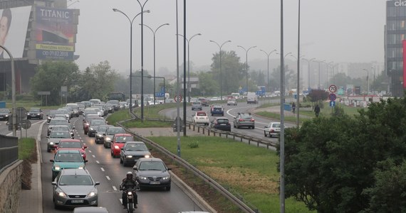 "Tragedia. Ludzie - omijajcie to miejsce, jeśli możecie..." - mówią RMF FM kierowcy w Krakowie niezadowoleni z uruchomionego w poniedziałek buspasa na ulicy Konopnickiej. Drogowcy zwęzili też ważną drogę z trzech pasów do dwóch. 