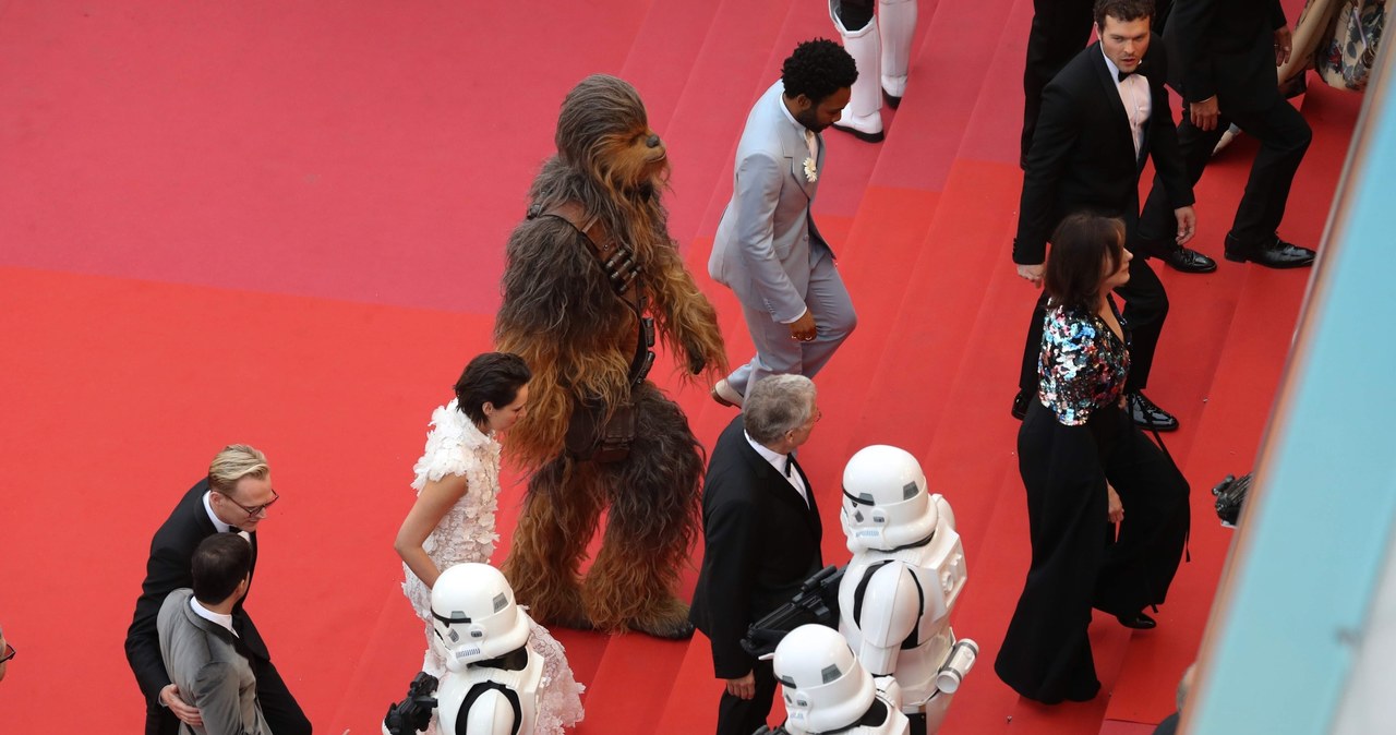 Podczas trwającego Międzynarodowego Festiwalu Filmowego w Cannes odbył się pokaz produkcji "Han Solo: Gwiezdne wojny - historie". Kto pojawił się na czerwonym dywanie?