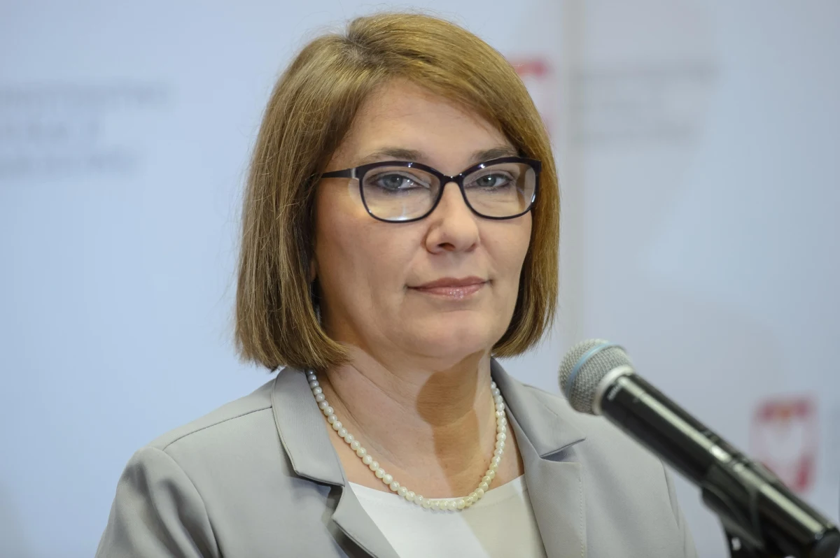 Prawo i Sprawiedliwości nie zamierza ujawnić dokumentów potwierdzających, że ministrowie rządu PiS przelali pieniądze z nagród na cele charytatywne.
Wicemarszałek Sejmu i rzeczniczka partii Beata Mazurek zapewnia, że zrobili to "wszyscy czynni politycy, którzy są w parlamencie i byli zobligowani, żeby przekazać nagrody", poza trzema osobami, które "już w polityce nie są". "Jedna osoba nie przekazała informacji, ale to nie oznacza, że nie zwróciła (nagrody), bo nie mamy z nią kontaktu" - dodała Mazurek.