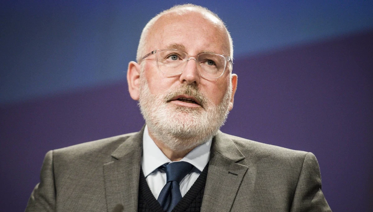 ​"Komisarze mówią jednym głosem, a Timmermans jasno się w tej kwestii wypowiedział" - powiedział komisarz UE ds. migracji Dimitris Avramopoulos po dyskusji na temat praworządności w Polsce. Wiceszef KE Frans Timmermans zdał relację z dialogu prowadzonego z Polską i rezultatów poniedziałkowej dyskusji ministrów ds. europejskich.