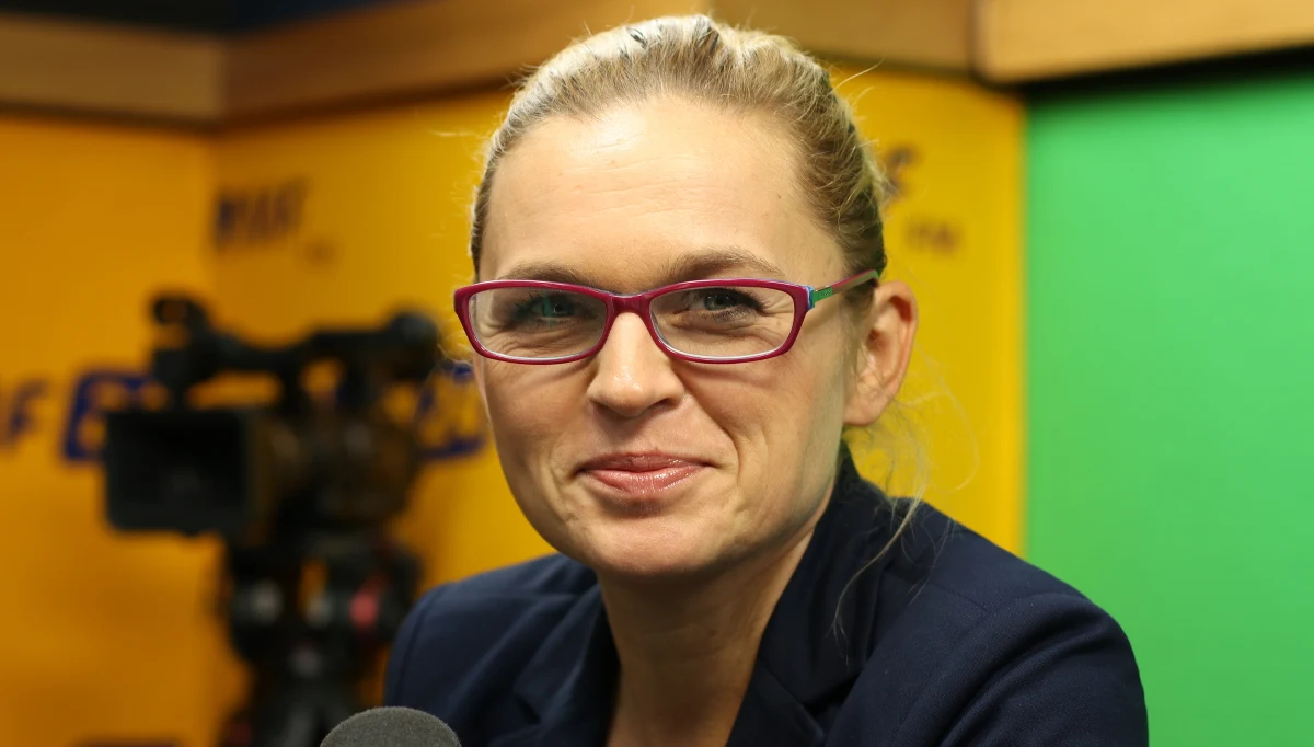 Czy „danina solidarnościowa” pomoże osobom z niepełnosprawnościami? „To co się dzisiaj dzieje, to jest oszukiwanie społeczeństwa, że daniną od najbogatszych można zmienić świat” – mówiła w Popołudniowej rozmowie w RMF FM liderka Inicjatywy Polskiej Barbara Nowacka. Według rozmówczyni Marcina Zaborskiego należy zadać sobie pytanie: „Czy my chcemy uzyskać realne pieniądze, czy chcemy zrobić show? Oni chcą dzisiaj zrobić show” – podkreśliła. „Najbogatsi powinni płacić podatki wyższe niż płacą obecnie, ale nie rozumiem, dlaczego wybiera się bardzo wąską grupę, która za chwileczkę i tak ucieknie z podatkami. To show pod publiczkę, nie rozwiąże realnych problemów” – wytłumaczyła. Podkreśliła też, że skandaliczne są dla niej obecne działania marszałka Sejmu. „To co marszałek Kuchciński wyprawia, to dręczenie ludzi, poniżanie i bezwzględne traktowanie, choć oni wybrali dramatyczną i drastyczną formę protestu” – mówiła Nowacka. „Miarą cywilizacji jest to, jak traktujemy najsłabszych” – oceniła. Stwierdziła, że pieniędzy na politykę społeczną należałoby poszukać „tam, gdzie one nie są konieczne”. „Na przykład rozbuchane wydawanie pieniędzy na Obronę Terytorialną Antoniego Macierewicza (…) Jakby te pieniądze przeznaczyć na pomoc dla osób niepełnosprawnych, turnusy rehabilitacyjne, fizjoterapeutów i skrócony dostęp do lekarza, to powinno rozwiązać część problemów” – podkreśliła polityczka lewicy. O przyszłości SLD – które zdobywa dobre wyniki w sondażach – powiedziała: „Zobaczymy jak będzie przy wyborach”. Powiedziała także, że nowa partia w polskiej polityce powinna powstać przed wyborami do Parlamentu Europejskiego.