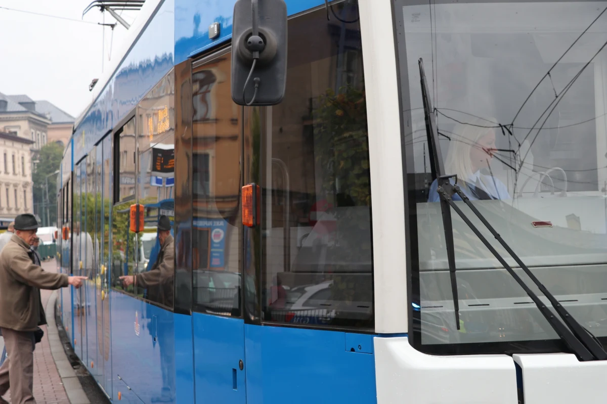 Bywają takie chwile, kiedy człowiekowi nagle robi się lżej na duszy i zapomina o tym, że ludzie są dzisiaj dla siebie coraz częściej niemili, pozbawieni empatii, zapatrzeni tylko we własne interesy. Wystarczy jeden moment, aby ten ponury mrok społecznej znieczulicy rozświetlił czyjś dobry uczynek.