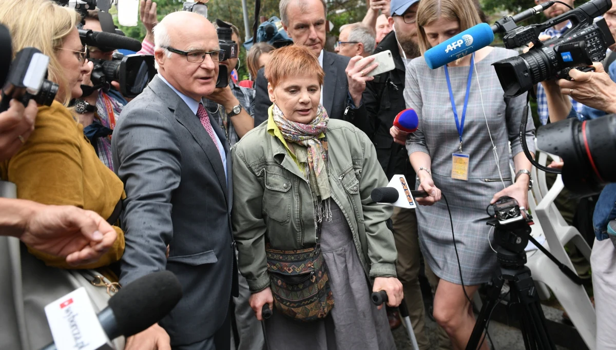 Szefowa Polskiej Akcji Humanitarnej Janina Ochojska około godz. 14 nie została wpuszczona do budynku parlamentu, gdzie protestują osoby niepełnosprawne i ich opiekunowie. 