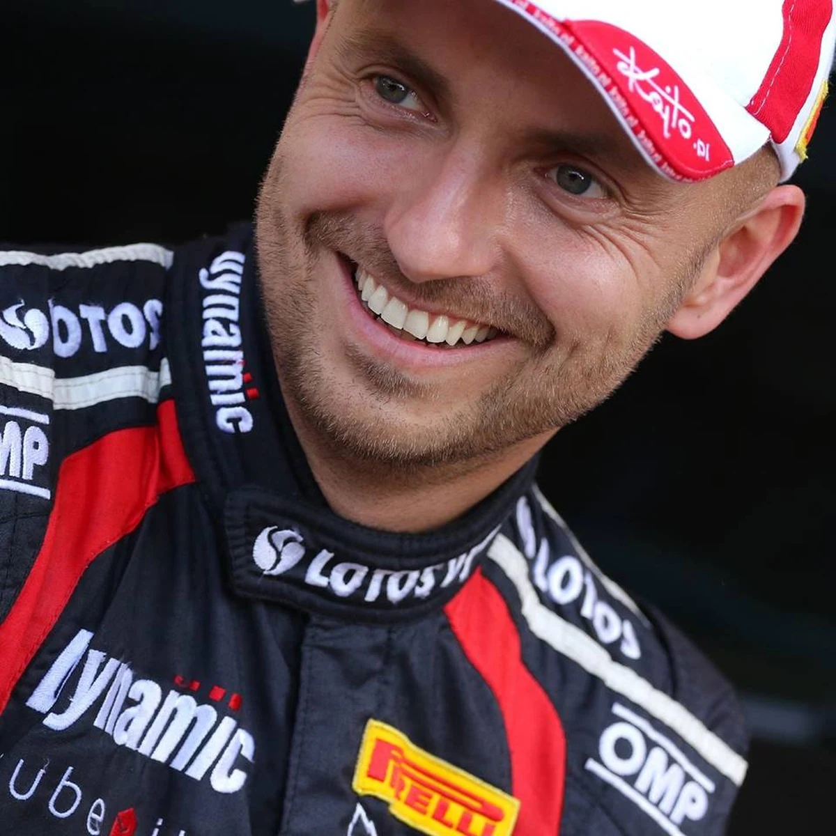 Kajetan Kajetanowicz i Maciej Szczepaniak utworzą załogę w Rajdowych Mistrzostwach Świata. Zawodnicy reprezentować będą barwy LOTOS Rally Team i zgodnie z wcześniejszymi zapowiedziami wezmą udział w co najmniej czterech rajdach kategorii WRC-2. Polacy swoją rywalizację rozpoczną od czerwcowego Rajdu Sardynii (7-10.06.2018). 