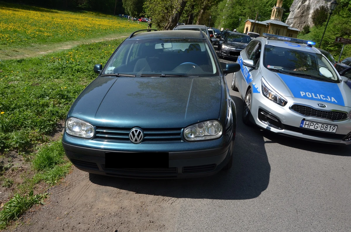 Zaparkowane auta na zakazie, zastawione wjazdy , auta na chodnikach czy trawnikach w Ojcowskim Parku Narodowym. W każdy weekend policja jest wzywana na wiele interwencji do Ojcowa i Pieskowej Skały.