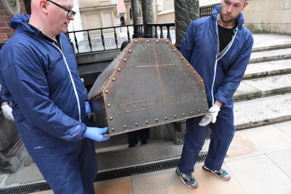 Zewnętrzny sarkofag, w którym znajduje się trumna z ciałem marszałka Józefa Piłsudskiego trafił z Katedry na Wawelu do pracowni konserwatorskiej. Specjaliści zbadają go i przeprowadzą renowację, która ma na celu przywrócenie jego pierwotnej estetyki i zabezpieczenie na przyszłość.