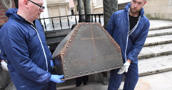 Zewnętrzny sarkofag, w którym znajduje się trumna z ciałem marszałka Józefa Piłsudskiego trafił z Katedry na Wawelu do pracowni konserwatorskiej. Specjaliści zbadają go i przeprowadzą renowację, która ma na celu przywrócenie jego pierwotnej estetyki i zabezpieczenie na przyszłość.