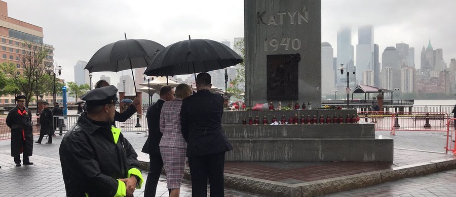 Para prezydencka złożyła kwiaty pod Pomnikiem Katyńskim w Jersey City. Na miejscu był też burmistrz miasta Steven Fulop.  Nie było wspólnego złożenia kwiatów. Najpierw zrobił to prezydent potem burmistrz. 