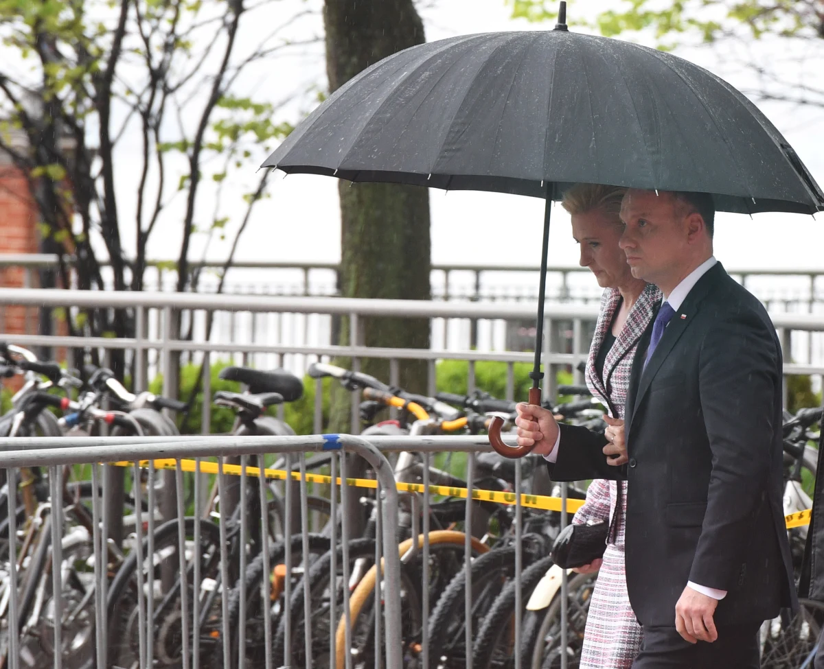 Prezydent Andrzej Duda powiedział burmistrzowi Jersey City Stevenowi Fulopowi "dość kategorycznie i wyraźnie, że oczekuje wypełnienia obowiązku, jakim jest poszanowanie Pomnika Katyńskiego w Jersey City" - powiedział w Nowym Jorku szef gabinetu prezydenta Krzysztof Szczerski. Andrzej Duda, który przebywa z kilkudniową wizytą w Stanach Zjednoczonych, złożył kwiaty pod Pomnikiem Katyńskim w Jersey City. 