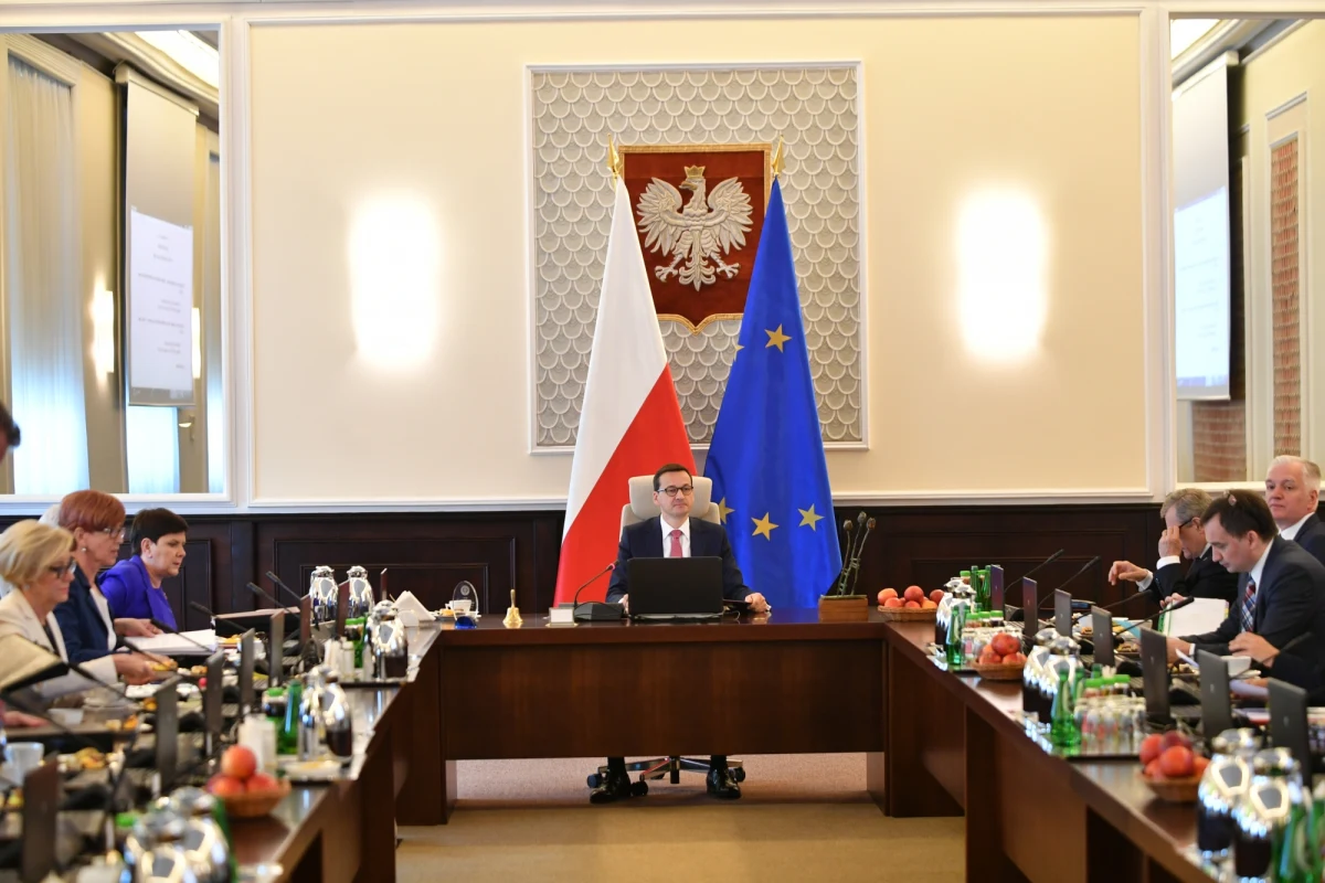 Samorządowcy, ze Związku Miast Polskich, Związku Gmin Wiejskich RP, Związku Powiatów Polskich, Unii Metropolii Polskich, Unii Miasteczek Polskich i Związku Województw RP, apelują do prezydenta Andrzeja Dudy, żeby skierował do Trybunału Konstytucyjnego 
przepisy obniżające uposażenia wójtów, burmistrzów, prezydentów, starostów i marszałków województw. We wtorek rząd przyjął rozporządzenie ws. obniżki wynagrodzeń 20 procent. Zmiany mają obowiązywać od 1 lipca. 