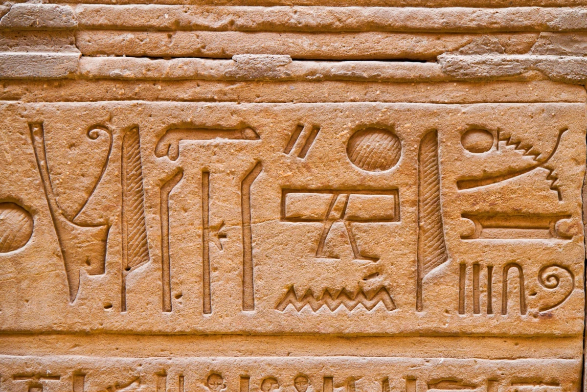 ​Kilkadziesiąt nieznanych zapisków hieroglificznych odkryli polscy naukowcy na skałach w sąsiedztwie świątyni bogini Hathor w Gebelein w Środkowym Egipcie. Zapisane tam prośby o wstawiennictwo u bóstw wykonali pątnicy lub kapłani - uważają badacze. "Pisarz Świątyni Senebiu adoruje Hathor Panią Gebelein" - to jeden z napisów odkrytych przez zespół polskich naukowców pracujących w Gebelein. Podobnie jak kilkadziesiąt pozostałych wyryto go na ścianie skalnej w sąsiedztwie skalnej świątyni sprzed ok. 3,5 tys. lat, gdzie czczono m.in. boginię Hathor.