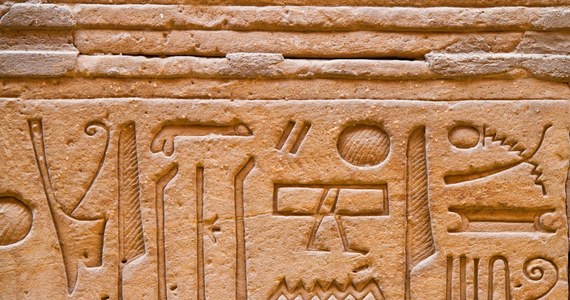 ​Kilkadziesiąt nieznanych zapisków hieroglificznych odkryli polscy naukowcy na skałach w sąsiedztwie świątyni bogini Hathor w Gebelein w Środkowym Egipcie. Zapisane tam prośby o wstawiennictwo u bóstw wykonali pątnicy lub kapłani - uważają badacze. "Pisarz Świątyni Senebiu adoruje Hathor Panią Gebelein" - to jeden z napisów odkrytych przez zespół polskich naukowców pracujących w Gebelein. Podobnie jak kilkadziesiąt pozostałych wyryto go na ścianie skalnej w sąsiedztwie skalnej świątyni sprzed ok. 3,5 tys. lat, gdzie czczono m.in. boginię Hathor.