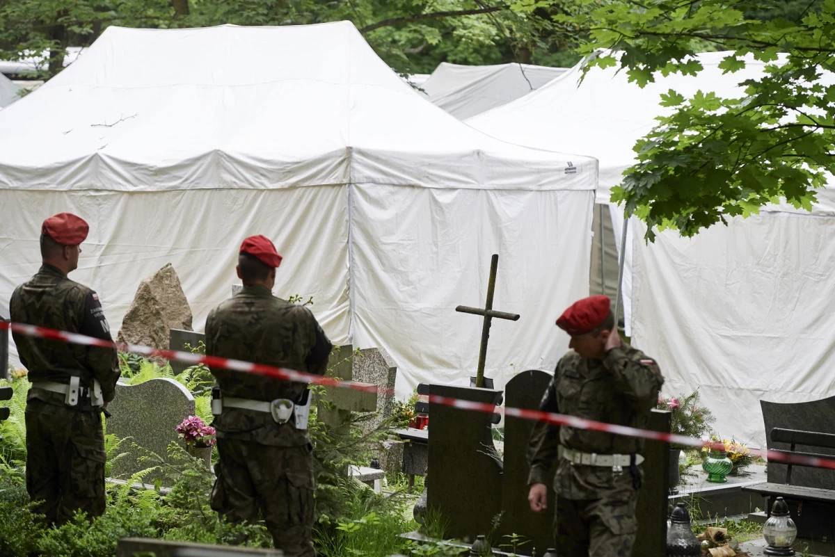 ​Na cmentarzu Srebrzysko w Gdańsku zakończyła się ekshumacja jednej z ofiar katastrofy smoleńskiej - poinformowała w czwartek PAP rzecznik prasowa Prokuratury Krajowej prok. Ewa Bialik. Była to 83. - ostatnia z planowanych przez PK, ekshumacja. Prowadzona na terenie gdańskiego cmentarza Srebrzysko ekshumacja rozpoczęła się w środę wieczorem. Wzdłuż Alei Zasłużonych, przy której wykonywano czynności, stanęły cztery autokary, a sama mogiła została osłonięta namiotami. Miejsce zabezpieczali liczni policjanci i funkcjonariusze Żandarmerii Wojskowej.
