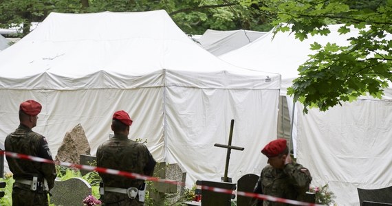 ​Na cmentarzu Srebrzysko w Gdańsku zakończyła się ekshumacja jednej z ofiar katastrofy smoleńskiej - poinformowała w czwartek PAP rzecznik prasowa Prokuratury Krajowej prok. Ewa Bialik. Była to 83. - ostatnia z planowanych przez PK, ekshumacja. Prowadzona na terenie gdańskiego cmentarza Srebrzysko ekshumacja rozpoczęła się w środę wieczorem. Wzdłuż Alei Zasłużonych, przy której wykonywano czynności, stanęły cztery autokary, a sama mogiła została osłonięta namiotami. Miejsce zabezpieczali liczni policjanci i funkcjonariusze Żandarmerii Wojskowej.
