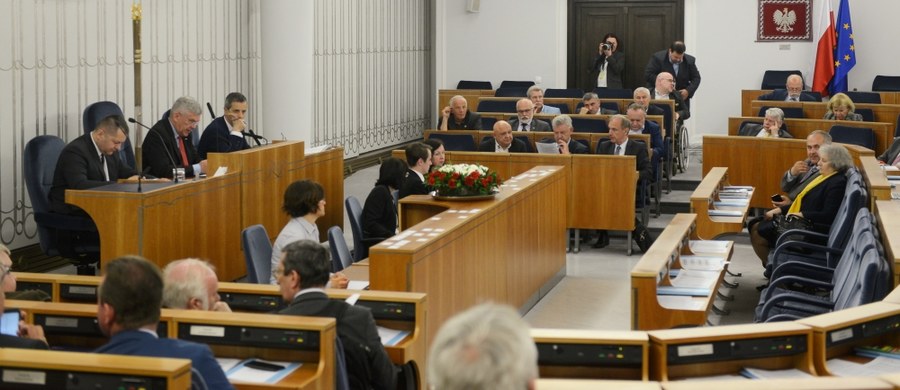 Senat nie uchwalił wczoraj ustawy o obniżce uposażeń posłów i senatorów. Marszałek Karczewski wyjaśnił, że na czas nie wpłynęło do niego sprawozdanie komisji w tej sprawie. Tłumaczenie brzmi jak kolejny wybieg parlamentarzystów, żeby opóźnić obniżkę.
