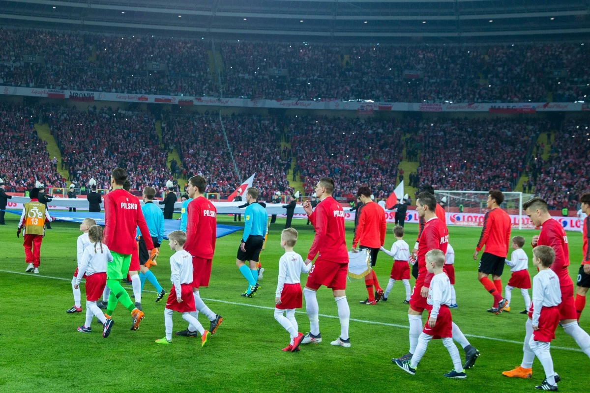 ​Reprezentacja Polski wciąż zajmuje 10. miejsce w rankingu Międzynarodowej Federacji Piłki Nożnej (FIFA). Prowadzą mistrzowie świata Niemcy, przed Brazylią i Belgią. Na czwartej pozycji plasuje się mistrz Europy Portugalia.