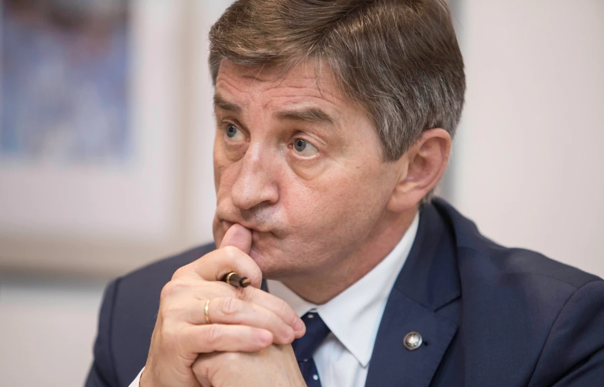 "Proszę o niewykorzystywanie instrumentalne do eskalacji napięcia i gry politycznej osób starszych i niepełnosprawnych" - napisał na Twitterze marszałek Sejmu Marek Kuchciński. Zapewnił, że rząd pracuje nad realnym rozwiązaniem dla osób potrzebujących wsparcia. Szefowa Polskiej Akcji Humanitarnej Janina Ochojska, nie została w środę wpuszczona do budynku Sejmu. Chciała spotkać się z protestującymi na sejmowym korytarzu niepełnosprawnymi oraz ich opiekunami. Funkcjonariusze Straży Marszałkowskiej przed biurem przepustek powiedzieli: "Nie mamy informacji, że pani może wejść".