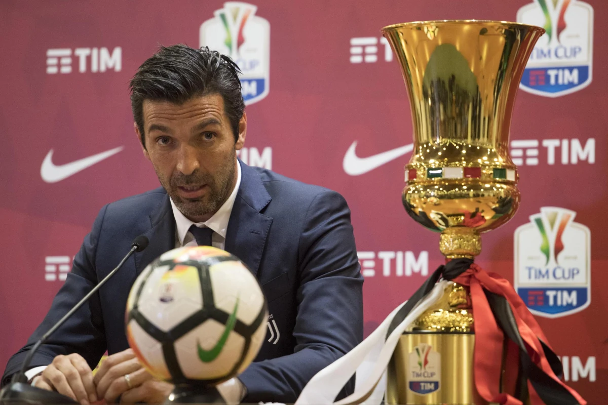 Gianlugi Buffon ogłosił, że kończy grę w Juventusie Turyn i w reprezentacji Włoch. Na konferencji prasowej legendarny bramkarz ze łzami w oczach zapowiedział, że ostatnim jego meczem w barwach Juve będzie sobotnie spotkanie z Veroną. W klubie zastąpi go Wojciech Szczęsny.
Ten pożegnalny mecz 40-letniego Buffona będzie dla Juventusu już zwykłą formalnością, bo kilka dni wcześniej turyński klub zapewnił sobie siódme z rzędu mistrzostwo kraju. "Uważam, że to najlepszy sposób, by zakończyć tę nadzwyczajną przygodę" - mówił wzruszony.