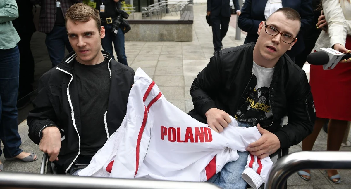 Niepełnosprawni Adrian i Kuba, którzy protestują w Sejmie, dostali zakaz opuszczania budynku przy Wiejskiej. Jak twierdzi matka Adriana Iwona Harwtich, inne dzieci mogą wychodzić bez problemu. Wcześniej - Adrian i Kuba apelowali do marszałka Sejmu Marka Kuchcińskiego, by nie ograniczał im "dostępu do powietrza". Zdaniem protestujących, to kara, za wczorajsze spotkanie z szefową Polskiej Akcji Humanitarnej Janiną Ochojską. Iwona Hartwich podkreśla, że "protestujący są co chwilę zastraszani". Protest niepełnosprawnych i ich opiekunów w Sejmie trwa już prawie miesiąc.