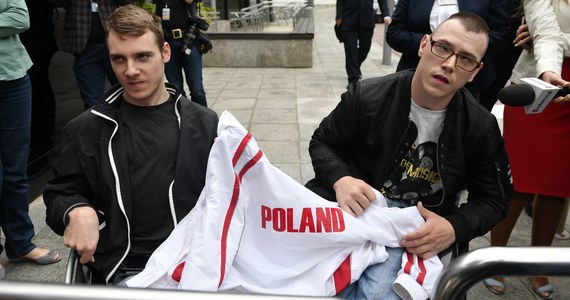 Niepełnosprawni Adrian i Kuba, którzy protestują w Sejmie, dostali zakaz opuszczania budynku przy Wiejskiej. Jak twierdzi matka Adriana Iwona Harwtich, inne dzieci mogą wychodzić bez problemu. Wcześniej - Adrian i Kuba apelowali do marszałka Sejmu Marka Kuchcińskiego, by nie ograniczał im "dostępu do powietrza". Zdaniem protestujących, to kara, za wczorajsze spotkanie z szefową Polskiej Akcji Humanitarnej Janiną Ochojską. Iwona Hartwich podkreśla, że "protestujący są co chwilę zastraszani". Protest niepełnosprawnych i ich opiekunów w Sejmie trwa już prawie miesiąc.