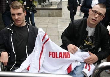 Protestujący Adrian i Kuba z zakazem wyjścia z Sejmu. Marszałek pisze o "medialnym show"