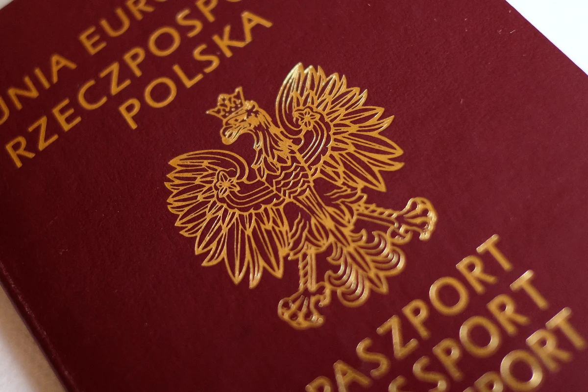 Paszporty na 100-lecie niepodległości najwcześniej za trzy miesiące. Jak dowiedział się reporter RMF FM Grzegorz Kwolek, Polska jeszcze nie rozpoczęła procedury powiadomienia innych krajów o tym, że pojawi się nowy, zmieniony wzór dokumentu. Wprowadzenie paszportu od 1 stycznia 2018 r. obiecywał ówczesny wiceprezes Polskiej Wytwórni Papierów Wartościowych Robert Malicki.