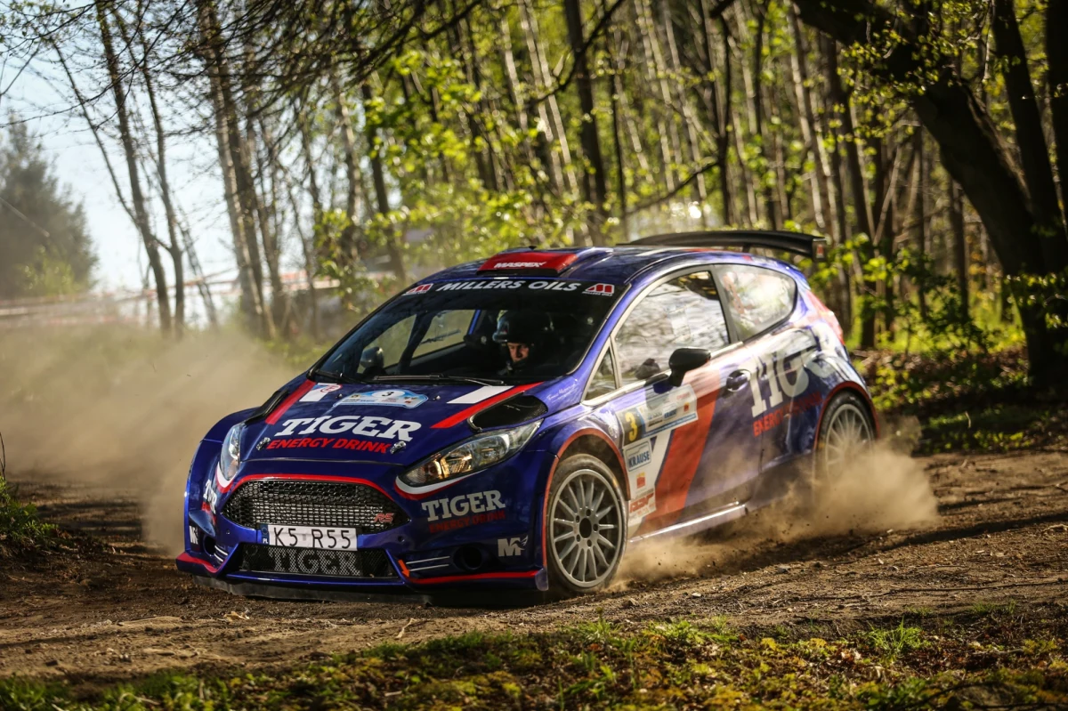 Łącznie 41 załóg zgłosiło się do tegorocznej edycji Rajdu Dolnośląskiego. Co najważniejsze wśród nich jest aż osiem duetów kierowca/pilot dysponujących najszybszymi samochodami klasy R5. Jednym z nich są Tomasz Kasperczyk i Damian Syty. Do niełatwej walki o punkty w zaplanowanych na ten weekend zawodach (19-20 maja), rajdowi wicemistrzowie Polski ruszą Fordem Fiestą R5. Samochód w barwach Tiger Energy Drink Rally Team będzie pokonywał kręte trasy w Kotlinie Kłodzkiej z czwartym numerem startowym.