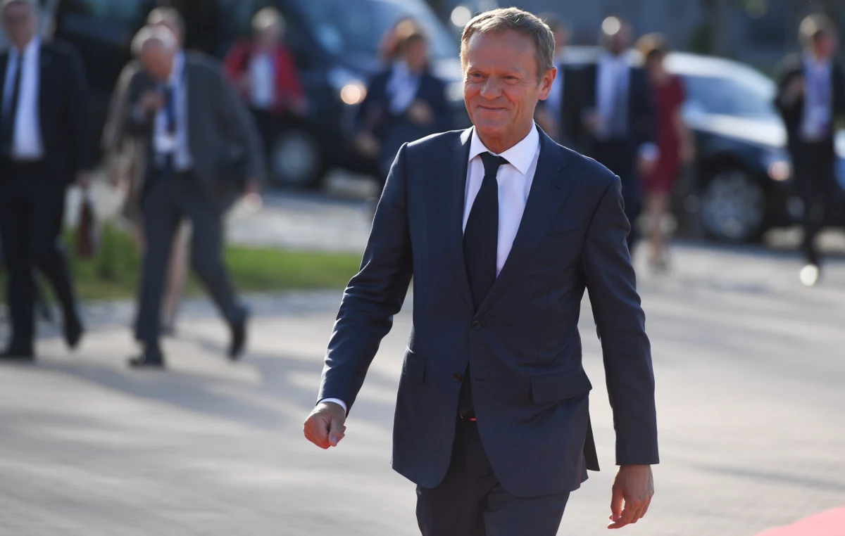 To nie jest pojedynek między polskim rządem a KE; to jest bardzo poważny spór o to, czy Polska będzie praworządnym krajem, czy nie - powiedział w Sofii po szczycie UE szef Rady Europejskiej Donald Tusk. "W ogóle nie oczekuję, żeby polski rząd ustępował przed jakimkolwiek ciałem, w tym przed Komisją Europejską. Bardzo bym chciał, żeby polski rząd umiał ustąpić wobec oczywistych oczekiwań właściwie wszystkich ludzi w Europie, czy prawie wszystkich ludzi, ale przede wszystkim w kraju, żeby naprawić te rzeczy, które wzbudziły tyle niepokoju i w Polsce i Europie, jeśli chodzi o sądownictwo, Trybunał Konstytucyjny etc." – powiedział Tusk dziennikarzom.