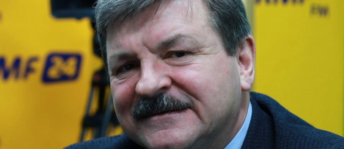 "W poprzednich wyborach troszeczkę nam pomogła książeczka, tak jak wcześniej pomogła PiS-owi. Myślę, że teraz będzie to na pewno ok. 15 procent, a chciałbym, żeby było więcej" - powiedział w Porannej rozmowie w RMF FM Jarosław Kalinowski, zapytany o to, jaki wynik wyborczy w najbliższych wyborach samorządowych może osiągnąć Polskie Stronnictwo Ludowe. "Idziemy do wyborów pod własnym szyldem, natomiast nie odżegnywałbym się od rozmów na temat stworzenia jednolitej opozycyjnej listy po to, by przywrócić w Polsce demokrację, w pełni demokrację" – podkreślił eurodeputowany PSL-u. "Jeszce kilka lat temu nikomu do głowy nie przychodziło, że jedna z zasad PSL—u - zasada demokratycznego państwa prawa - będzie tak aktualna" – zaznaczył Kalinowski. Polityk Stronnictwa, zapytany o protest osób niepełnosprawnych w Sejmie i "daninę solidarnościową", odpowiedział: "Zanim pani Szydło została premierem mówiła, że wystarczy nie kraść, a ja dzisiaj bym powiedział, że wystarczy przyznać się do błędu (…) i dokonać korekty w wydatkach pieniędzy zadysponowanych na różne cele, tak by skierować dodatkowe pieniądze na potrzeby niepełnosprawnych". Jarosław Kalinowski skomentował także obecny spór na linii Warszawa – Bruksela oraz procedurę Art. 7. "Używając PiS-owskiej retoryki najgorszym donosicielem, paskudnym donosicielem na Polskę, opierającym się na absolutnym kłamstwie był obecny prezydent, wcześniej poseł w Parlamencie Europejskim. Był autorem projektu rezolucji, w której wskazywał, że w Polsce dokonano fałszerstw wyborczych" - stwierdził europoseł PSL-u. "W Polsce zagrożona jest demokracja, nie przypadkiem wobec Polski wszczęto procedurę Art. 7. (….) Cały czas jesteśmy pod pręgierzem" – dodał. 