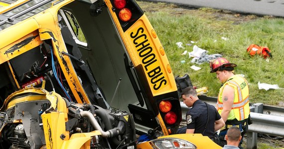 Dwie ofiary śmiertelne i wielu rannych po zderzeniu szkolnego autobusu z ciężarówką, do którego doszło w gminie Mount Olive w stanie New Jersey w USA, ok. 80 km na zachód od Nowego Jorku - poinformowała policja stanowa.