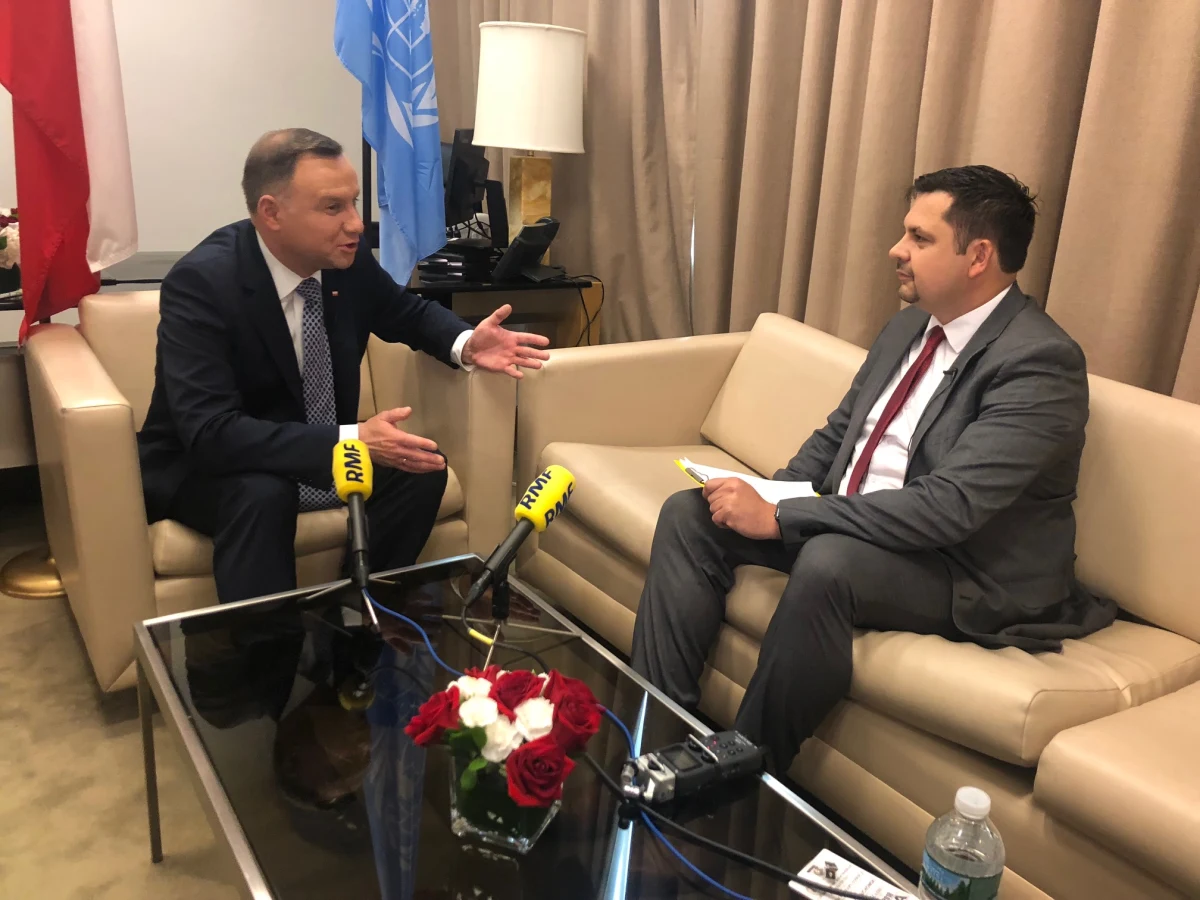 "Prawo międzynarodowe powinno być przestrzegane. Jestem przekonany, że w tej sprawie dochodzi do naruszenia prawa, jeżeli chodzi o wyjaśnianie tragedii smoleńskiej. Poruszam tę sprawę na forum Rady Bezpieczeństwa Organizacji Narodów Zjednoczonych, żeby uzmysłowić reprezentantom i przywódcom państw, że to realny problem w relacjach pomiędzy Polską a Rosją" – powiedział w wywiadzie dla RMF FM prezydent Andrzej Duda. 