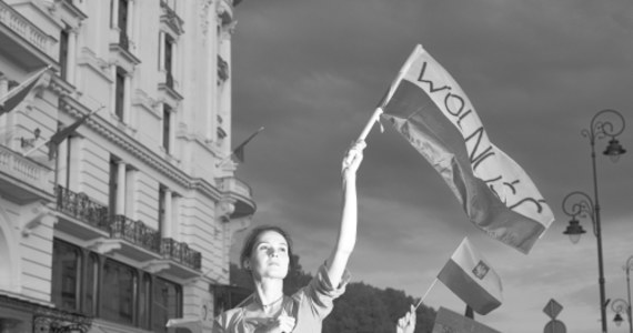 Główną nagrodę w Ogólnopolskim Konkursie Fotografii Prasowej Grand Press Photo 2018 za Zdjęcie Roku otrzymał Adam Lach. Nagrodzona fotografia przedstawia uczestników protestów przeciwko reformom polskiego sądownictwa. Zdjęcie powstało w lipcu 2017 r. przed siedzibą Sądu Najwyższego.