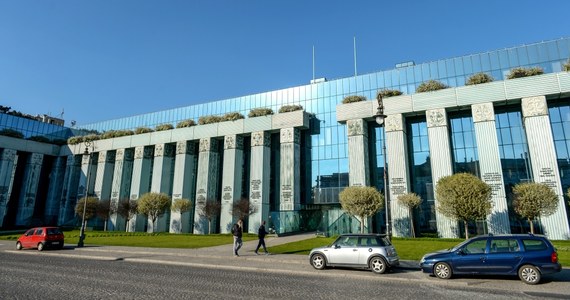 Izba Kontroli Nadzwyczajnej Sądu mimo że nie powołano ani jednego jej sędziego - zacznie jednak orzekanie w pilnych sprawach. Powołana ustawą, która weszła w życie 3 kwietnia nowa izba SN za kilka miesięcy może też mieć swoje lokum - w siedzibie warszawskiego Sądu Okręgowego przy ul. Ogrodowej.