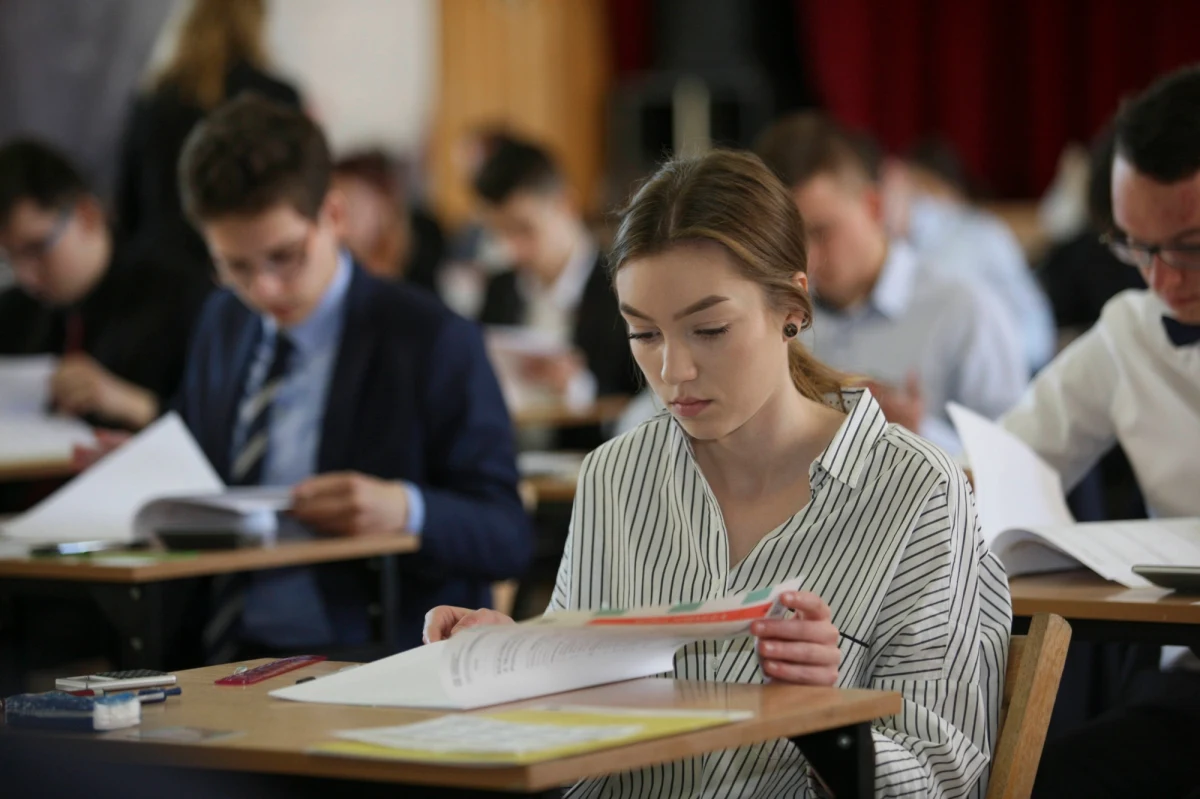 Maturzyści przystąpią w piątek po godz. 9 do pisemnego egzaminu z języka francuskiego na poziomie podstawowym. Egzamin pisemny na tym poziomie z wybranego języka obcego nowożytnego jest jednym z obowiązkowych. 